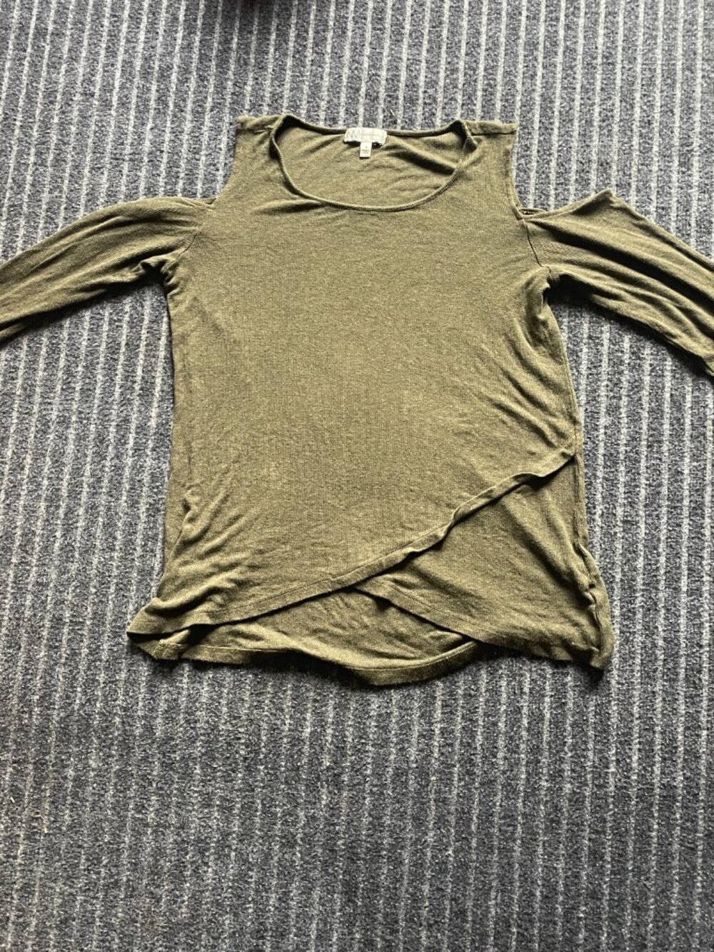 NEIMAN MARCUS Olive Green Cut-Out Sleeve Sweater Size M - Picture 3 of 8